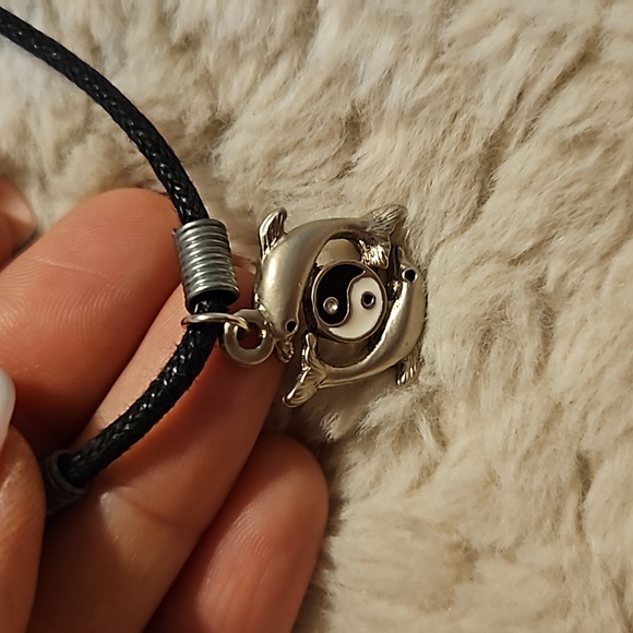 #0088 Dolphins with ying and yang sign necklace - Picture 3 of 4